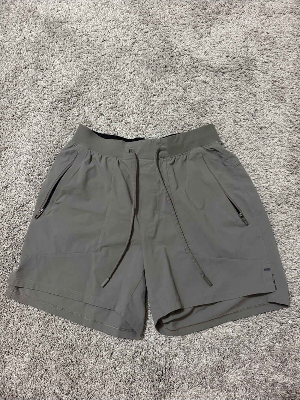 lululemon athletica Men's Gray Elastic Waist Athletic Shorts 5 inch